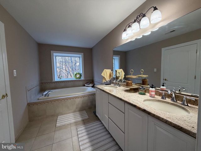 20 RICHLAND DR, Mount Laurel, NJ 08054