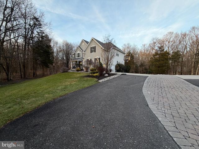 20 RICHLAND DR, Mount Laurel, NJ 08054