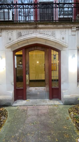 2233 E 70th Place 1, Chicago, IL 60649