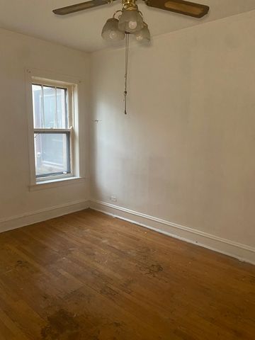 2233 E 70th Place 1, Chicago, IL 60649