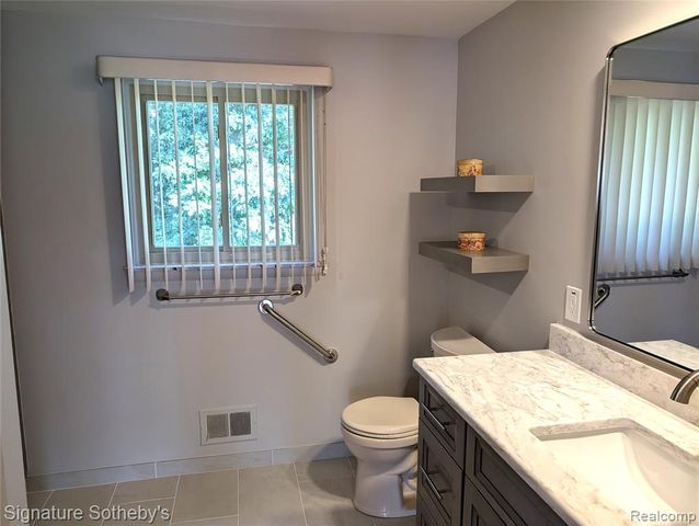 5303 Woodrun Drive, West Bloomfield, MI 48323