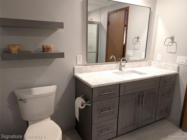 5303 Woodrun Drive, West Bloomfield, MI 48323