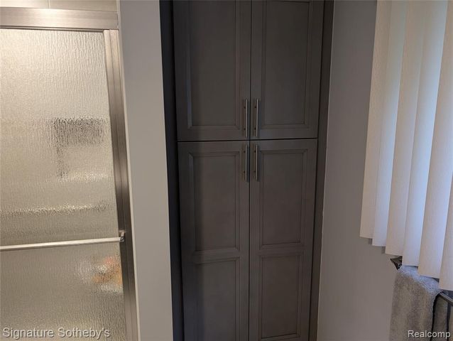 5303 Woodrun Drive, West Bloomfield, MI 48323