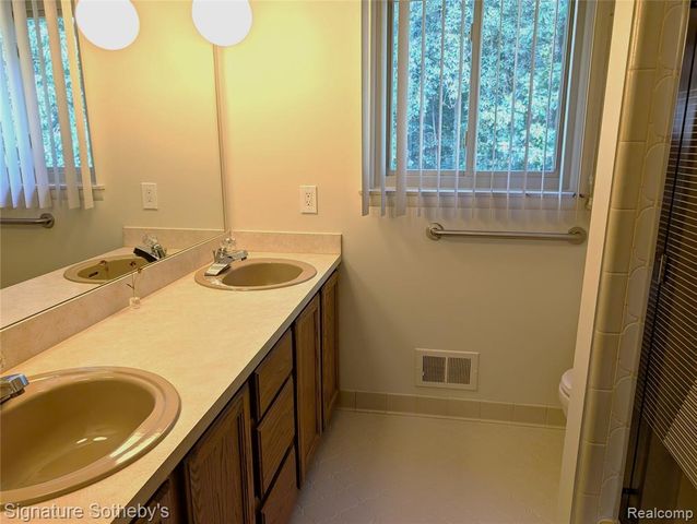 5303 Woodrun Drive, West Bloomfield, MI 48323