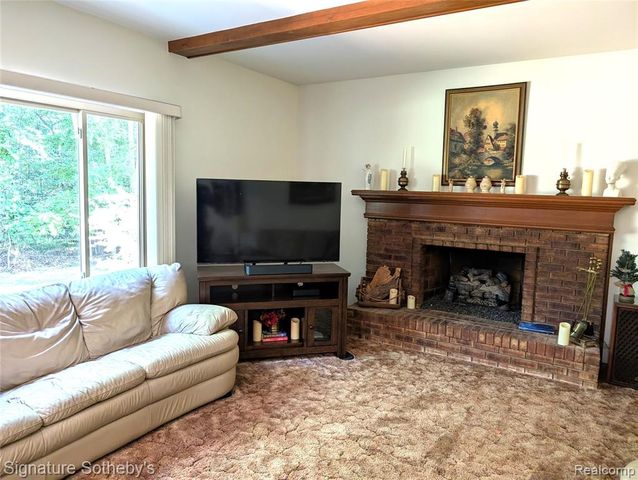 5303 Woodrun Drive, West Bloomfield, MI 48323