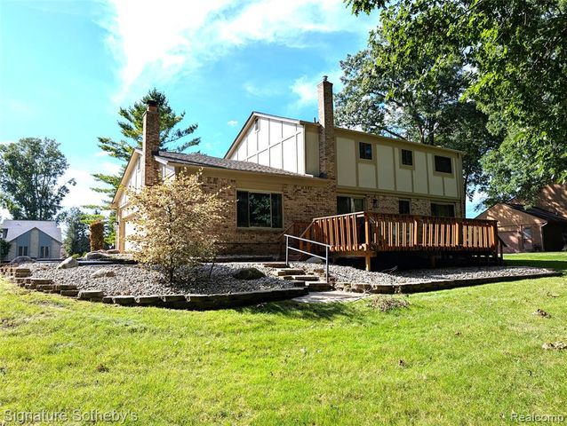 5303 Woodrun Drive, West Bloomfield, MI 48323