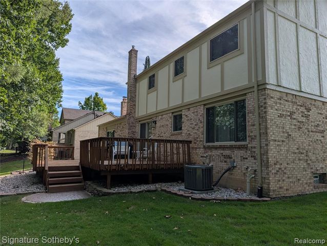 5303 Woodrun Drive, West Bloomfield, MI 48323