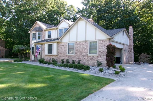 5303 Woodrun Drive, West Bloomfield, MI 48323