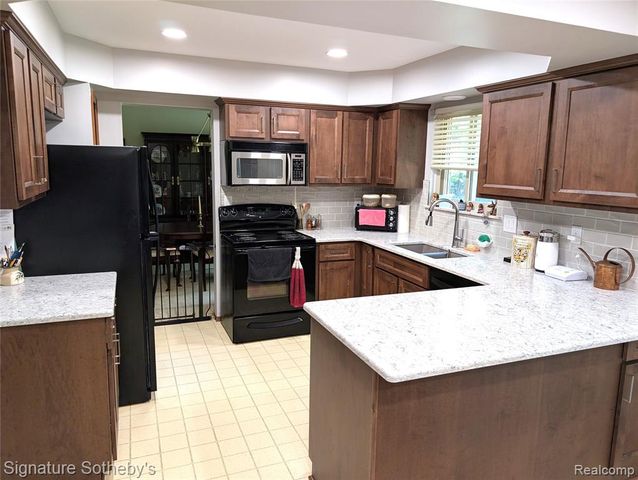 5303 Woodrun Drive, West Bloomfield, MI 48323