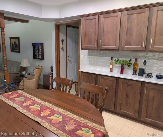 5303 Woodrun Drive, West Bloomfield, MI 48323