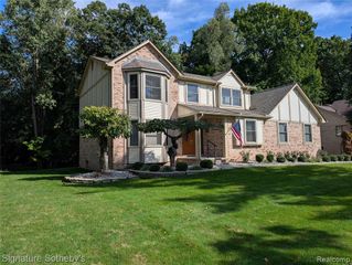 5303 Woodrun Drive, West Bloomfield, MI 48323