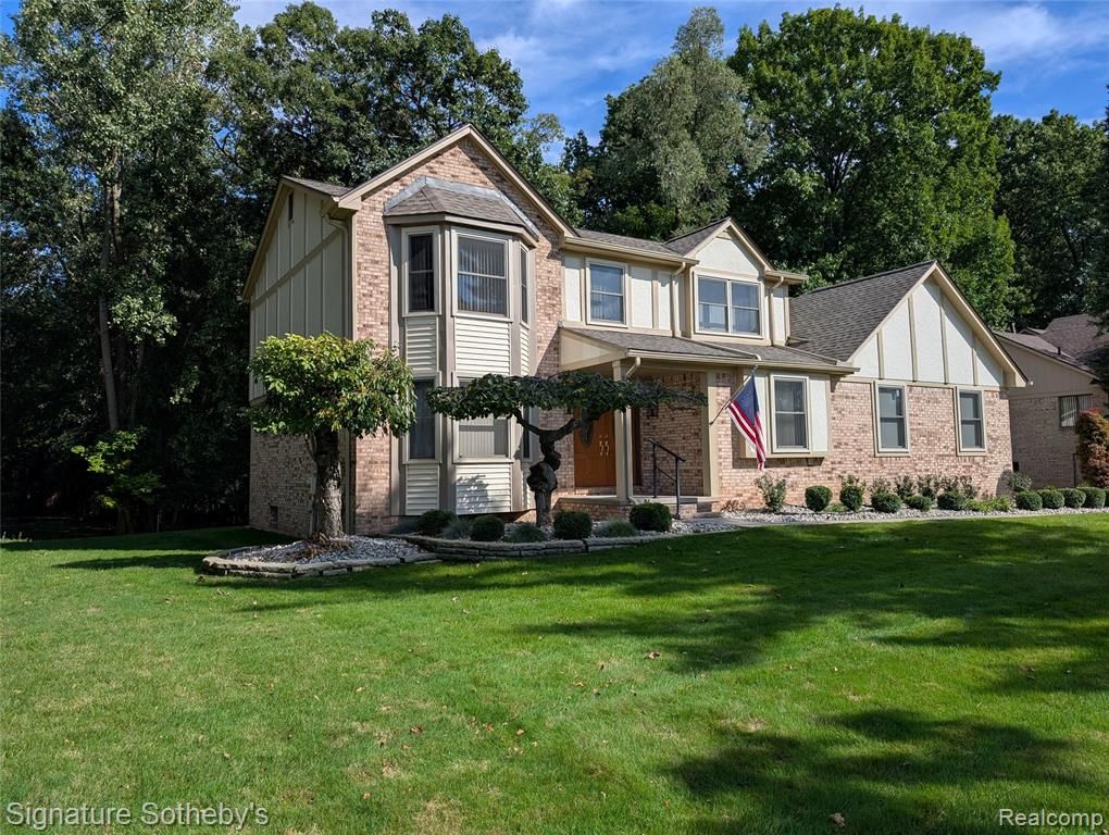 5303 Woodrun Drive, West Bloomfield, MI 48323