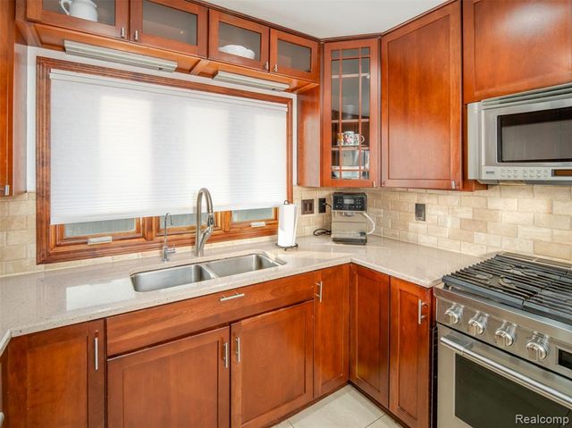 23750 E River Road, Grosse Ile, MI 48138