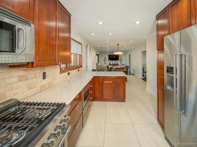 23750 E River Road, Grosse Ile, MI 48138