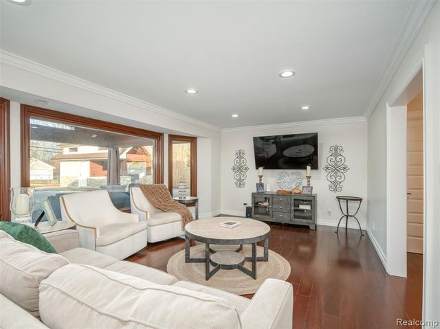 23750 E River Road, Grosse Ile, MI 48138