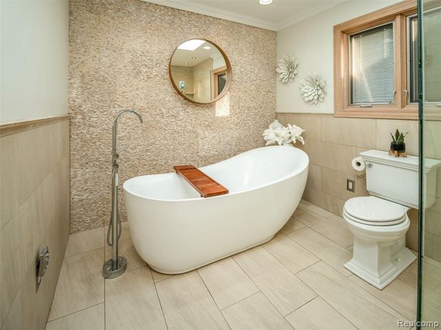 23750 E River Road, Grosse Ile, MI 48138