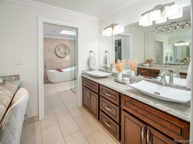 23750 E River Road, Grosse Ile, MI 48138