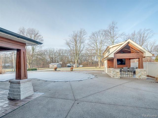 23750 E River Road, Grosse Ile, MI 48138