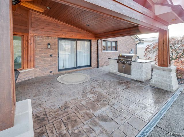 23750 E River Road, Grosse Ile, MI 48138