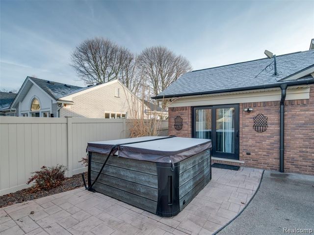 23750 E River Road, Grosse Ile, MI 48138