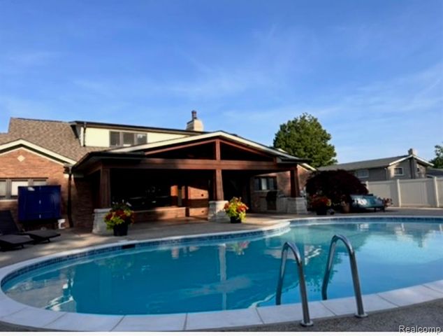 23750 E River Road, Grosse Ile, MI 48138