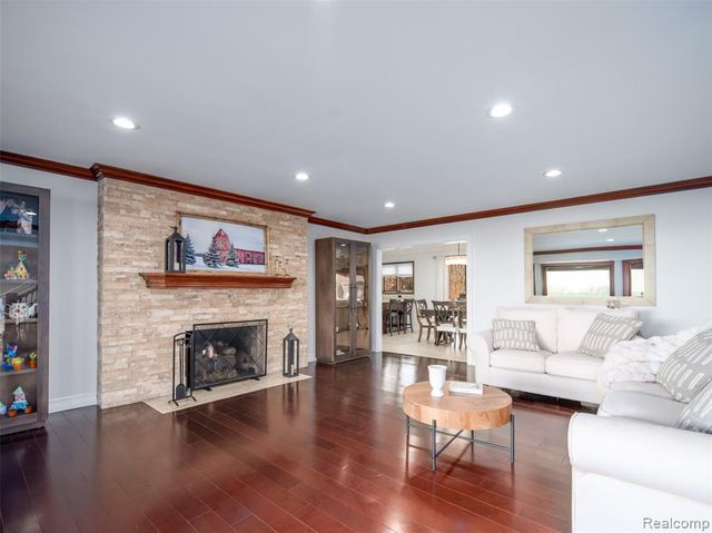 23750 E River Road, Grosse Ile, MI 48138