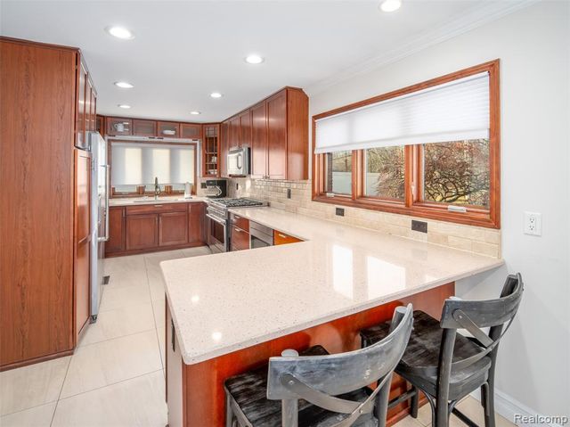 23750 E River Road, Grosse Ile, MI 48138