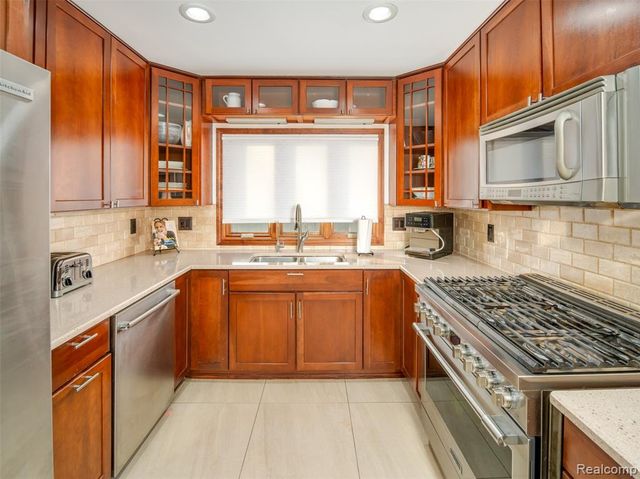 23750 E River Road, Grosse Ile, MI 48138