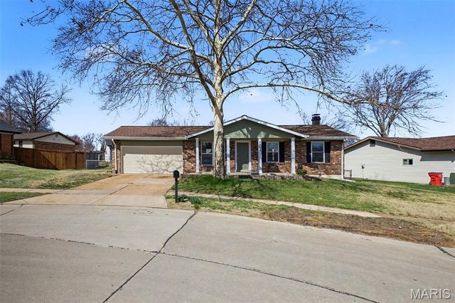 5853 Hunterbrook Court, St Louis, MO 63129