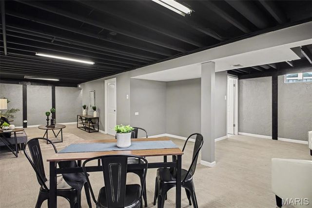 5853 Hunterbrook Court, St Louis, MO 63129