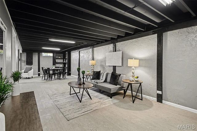 5853 Hunterbrook Court, St Louis, MO 63129