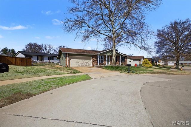 5853 Hunterbrook Court, St Louis, MO 63129