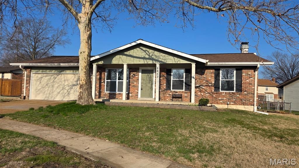5853 Hunterbrook Court, St Louis, MO 63129