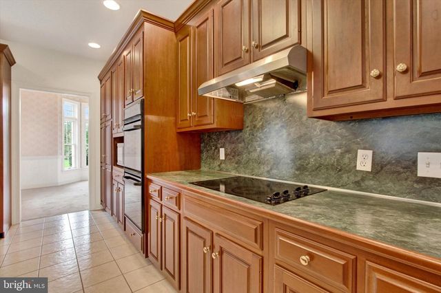 4 FOX RUN RD, Hummelstown, PA 17036