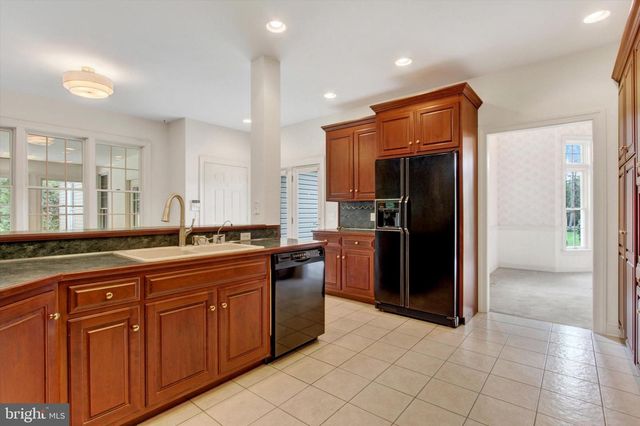 4 FOX RUN RD, Hummelstown, PA 17036