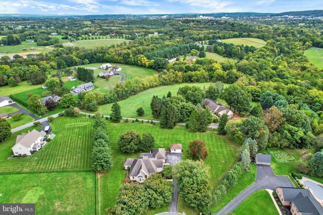 4 FOX RUN RD, Hummelstown, PA 17036