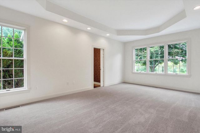 4 FOX RUN RD, Hummelstown, PA 17036