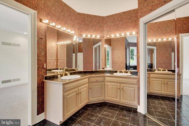 4 FOX RUN RD, Hummelstown, PA 17036