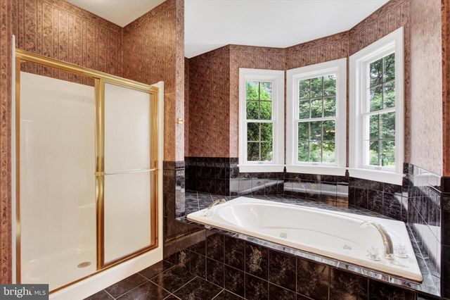 4 FOX RUN RD, Hummelstown, PA 17036