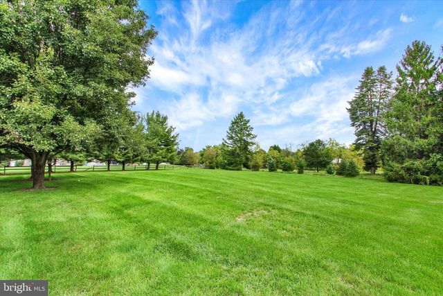4 FOX RUN RD, Hummelstown, PA 17036