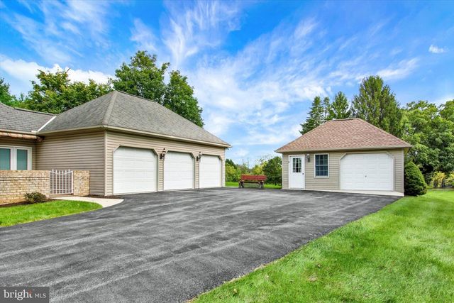 4 FOX RUN RD, Hummelstown, PA 17036