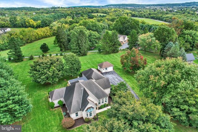 4 FOX RUN RD, Hummelstown, PA 17036