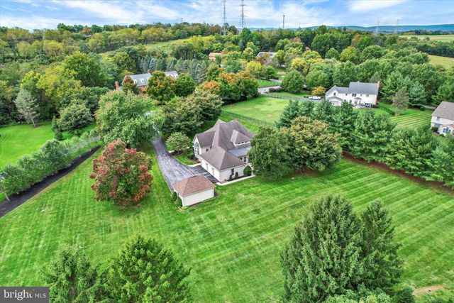 4 FOX RUN RD, Hummelstown, PA 17036