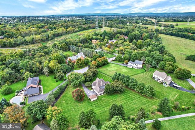 4 FOX RUN RD, Hummelstown, PA 17036