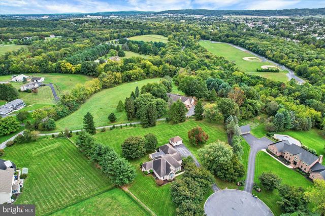 4 FOX RUN RD, Hummelstown, PA 17036