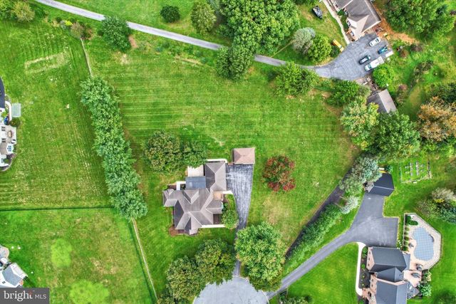 4 FOX RUN RD, Hummelstown, PA 17036
