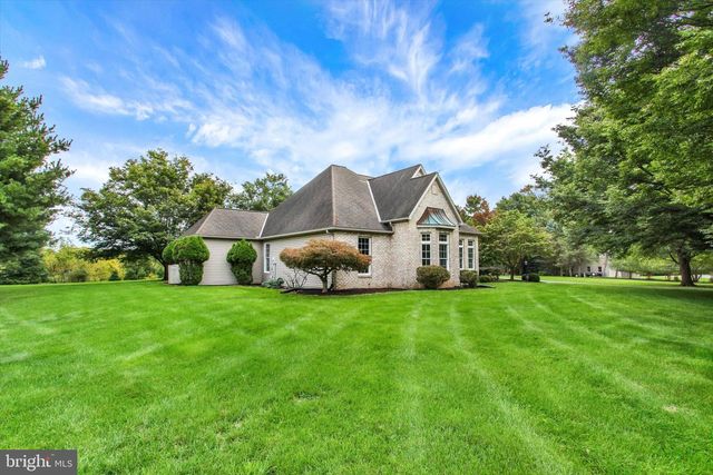 4 FOX RUN RD, Hummelstown, PA 17036