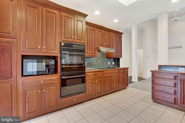4 FOX RUN RD, Hummelstown, PA 17036