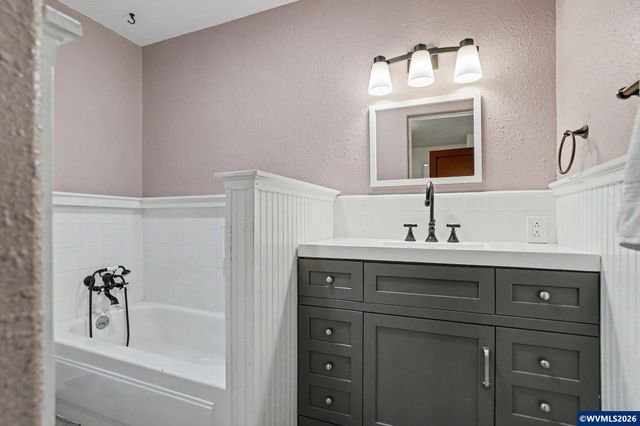 508 S 2nd St, Silverton, OR 97381