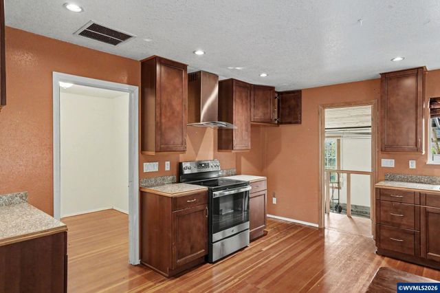 508 S 2nd St, Silverton, OR 97381